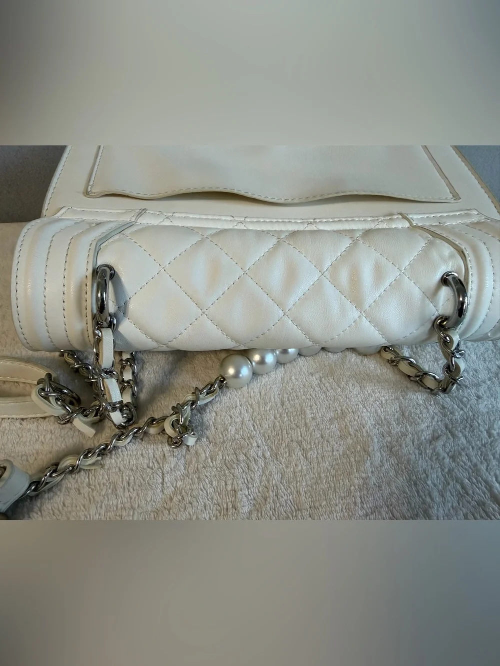 Badgley Mischka Bridal White Letter Lock Quilted & Pearl's Crossbody - Picture 10 of 13